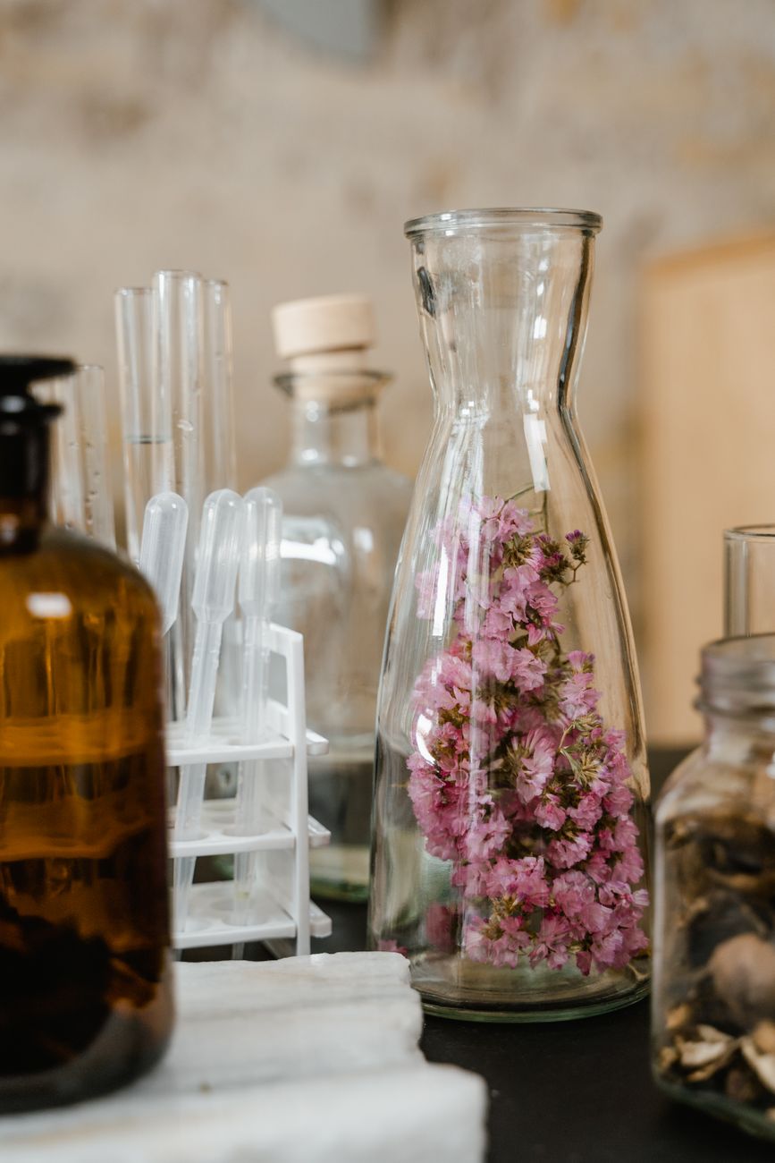 Natürliche Pflegeprodukte mit frischen Blüten und Kräutern